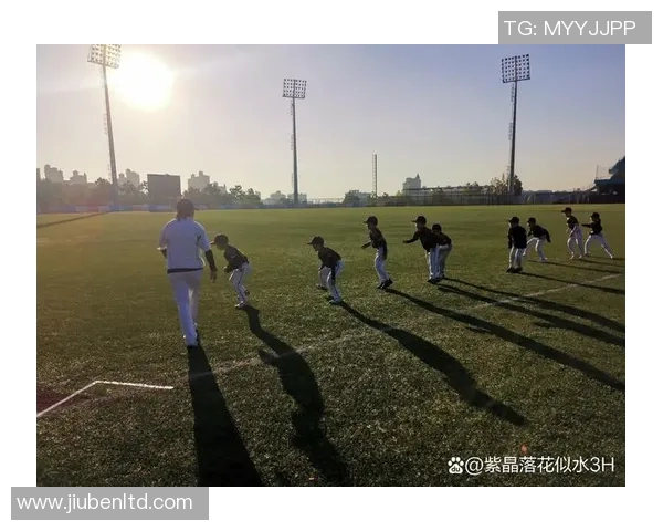 在绿茵场上挥洒汗水的瞬间踢足球的快乐与激情尽显无遗